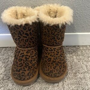 Leopard ugg toddler size 7